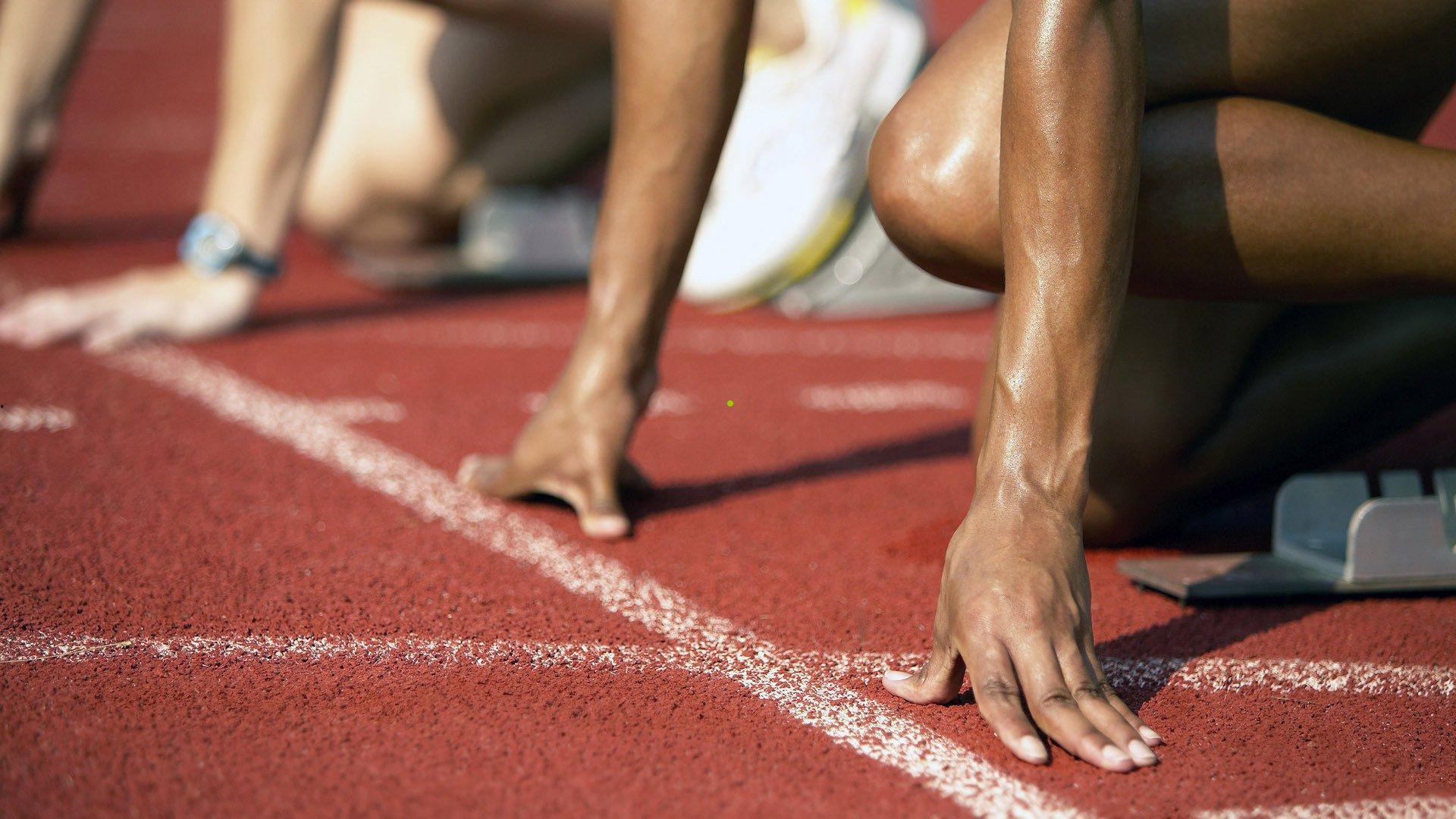 克利福德扑防引发激烈碰撞致菲利波夫斯基倒地 裁判经回看裁定一级恶意犯规